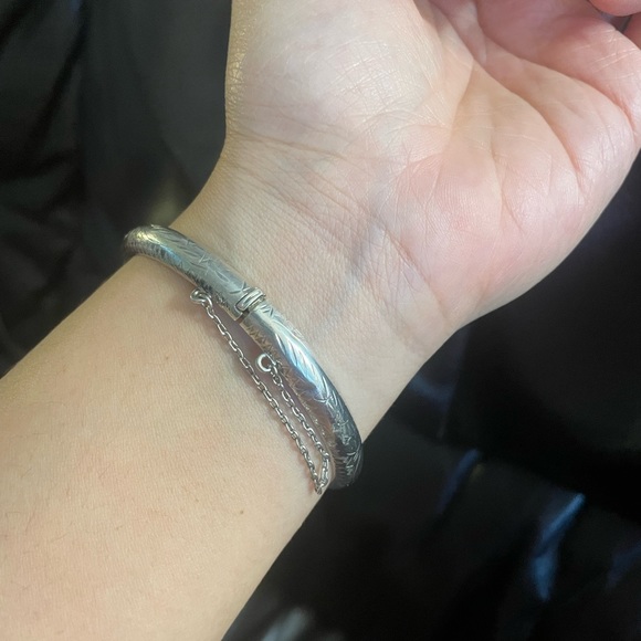 Vintage Sterling Silver wide etched Burkhardt bangle with safety chain - Picture 2 of 5